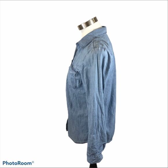 Old Navy Classic Medium Wash Chambray Button Down - Picture 5 of 11